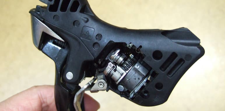 ロードバイクのSTIレバーで起こっていたケーブル断線とブラケット固定に関係するアクシデント